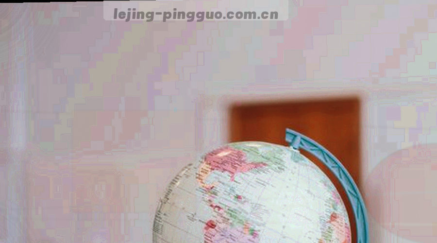深色背景上的世界数据地图，发光点表示乐竞数据覆盖的全球赛事联盟区域